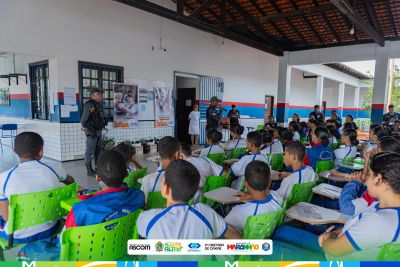 Prefeitura promove ação educativa sobre segurança no trânsito para jovens estudantes