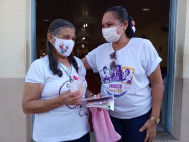 Mães são homenageadas com rosas naturais e brindes em Aldeias Altas